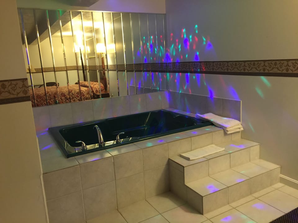 Deluxe Room, 1 King Bed, Smoking (Whirlpool Tub) | Jetted tub