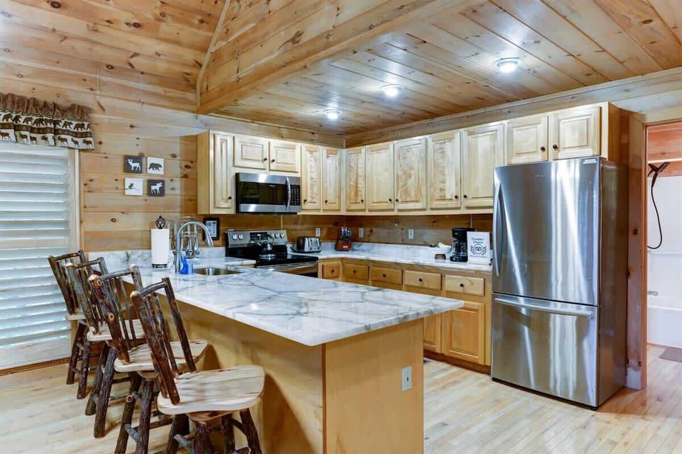 KITCHEN, ISLAND & ALL-NEW GRANITE TOPS
