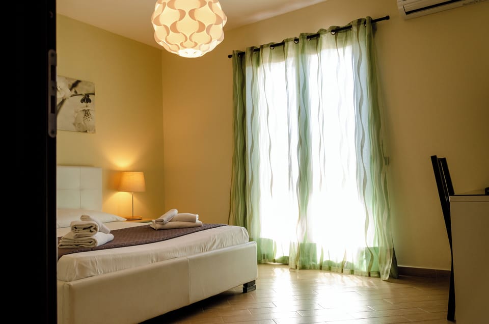 Quadruple Room | Desk, iron/ironing board, free cribs/infant beds, rollaway beds