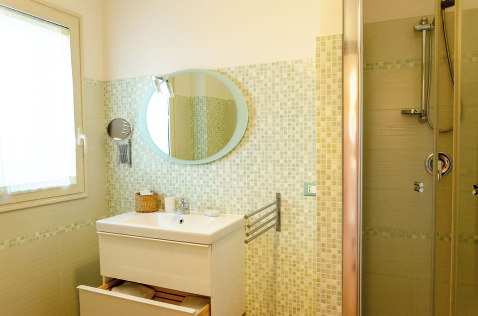 Triple Room | Bathroom | Free toiletries, hair dryer, bidet, towels