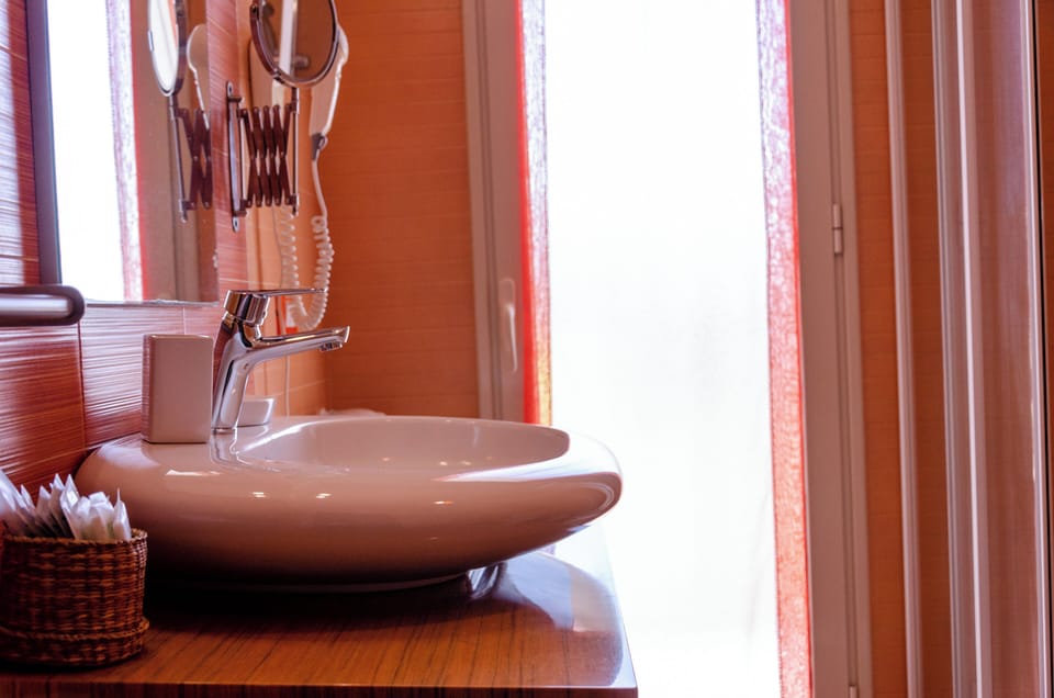 Quadruple Room | Bathroom | Free toiletries, hair dryer, bidet, towels