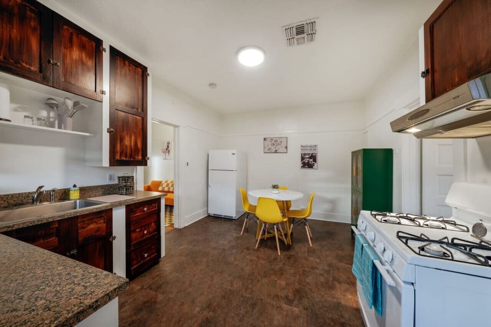 Updated, well-equipped eat-in kitchen with table for four