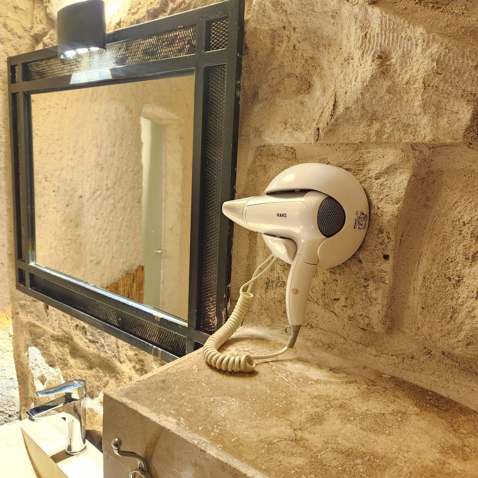 Pteria Cave Room | Bathroom | Shower, rainfall showerhead, free toiletries, hair dryer