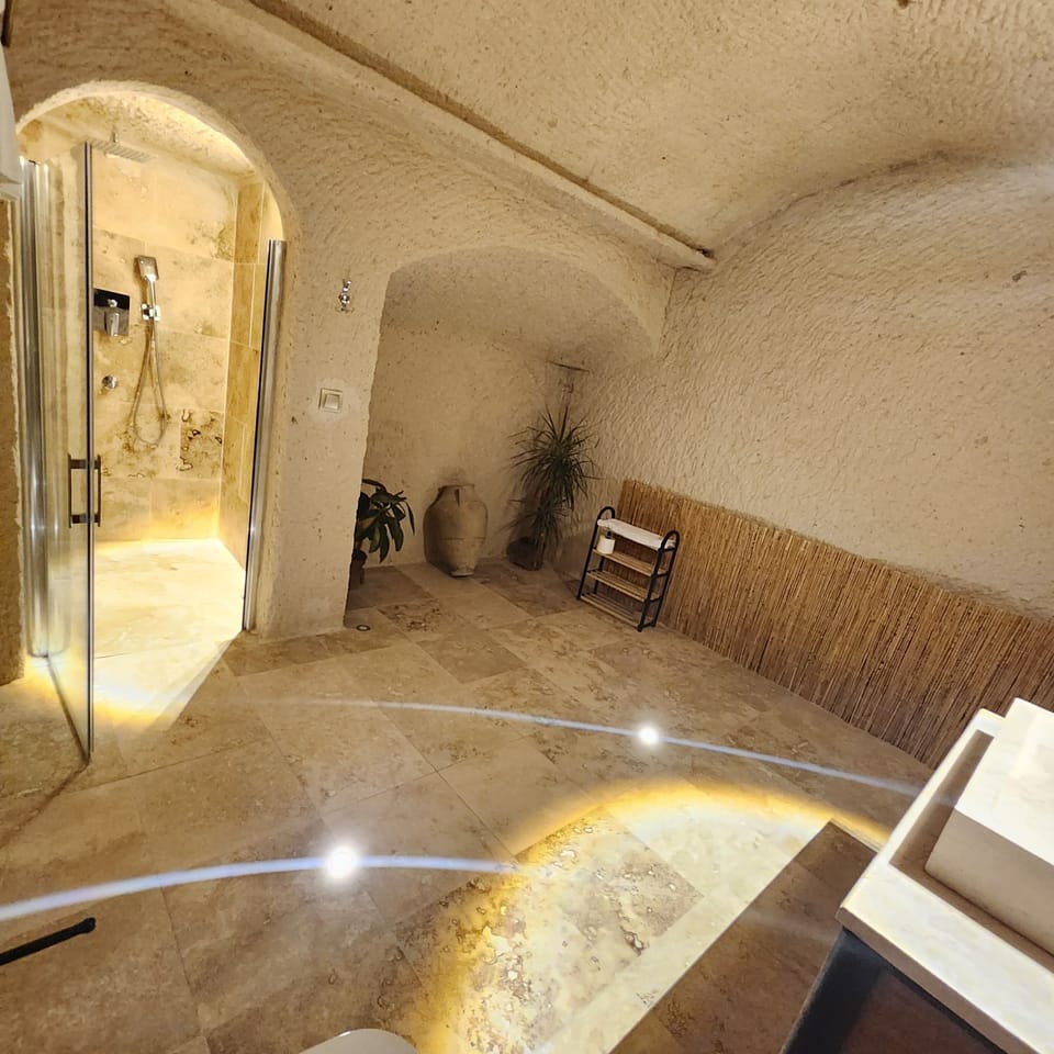 Ariarathes Cave Suite | Bathroom | Shower, rainfall showerhead, free toiletries, hair dryer