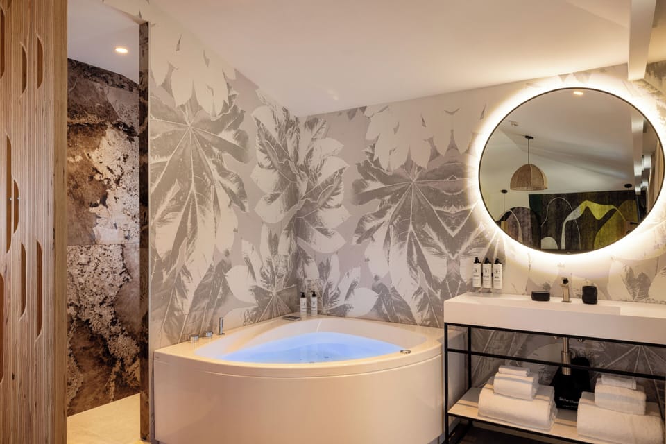 Suite Segurane | Bathroom | Hair dryer, bathrobes, towels, soap