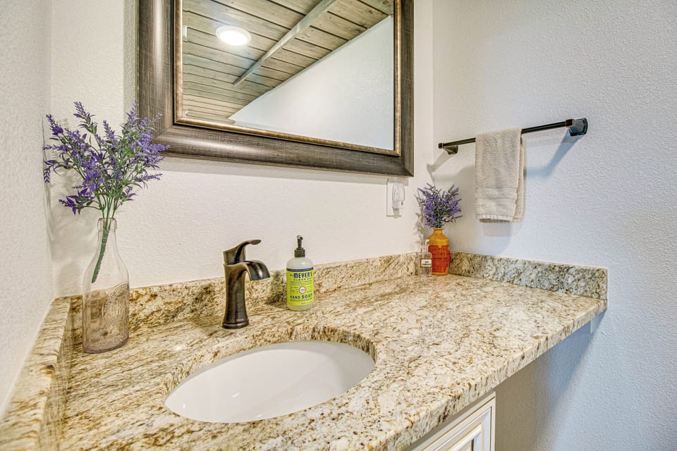 Peaceful Missouri Getaway w/ Valley View & Patio! Apartment in Missouri