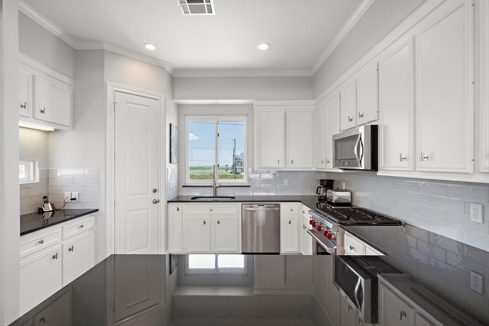 Full Kitchen - Countertop Seating For 3 - First Floor