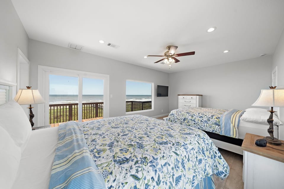 Fourth Bedroom - Two Queen Beds, Ocean Views, En Suite - Second Floor
