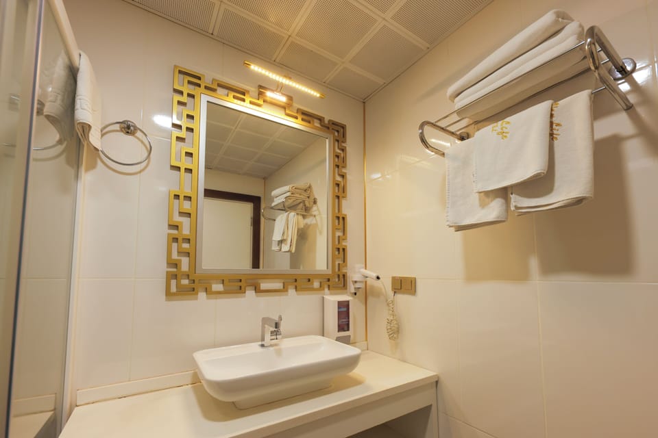 Deluxe Double Room Single Use, 1 Double Bed | Bathroom | Shower, rainfall showerhead, hair dryer, towels