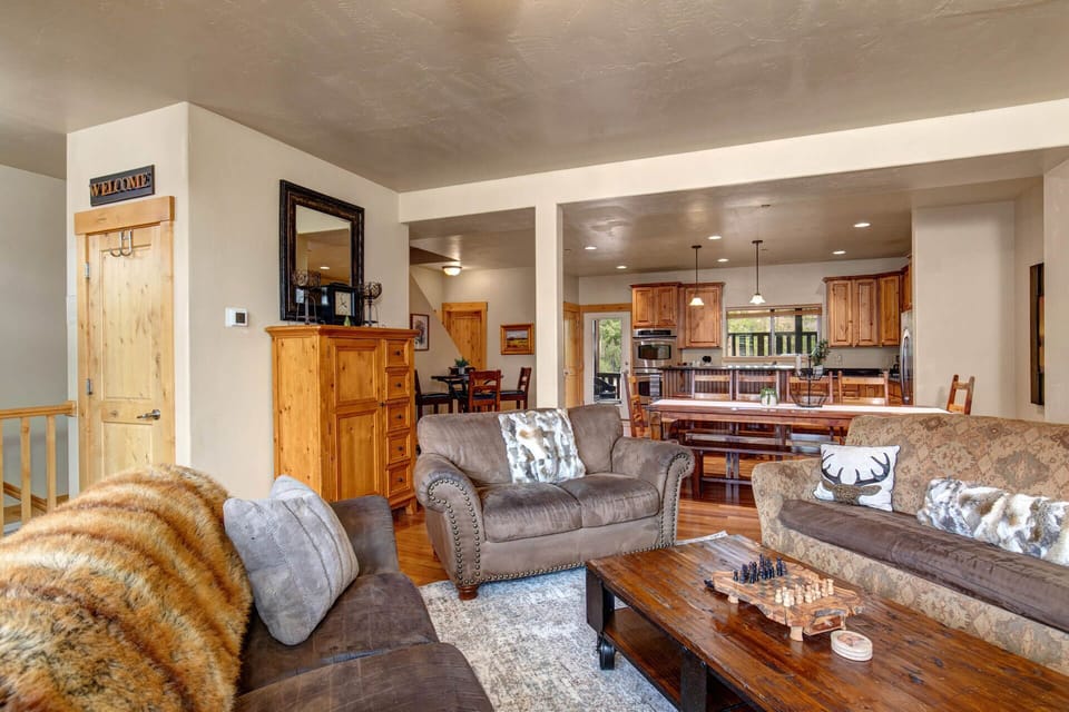 Bear Hollow Village 5531: Living room with cozy fireplace