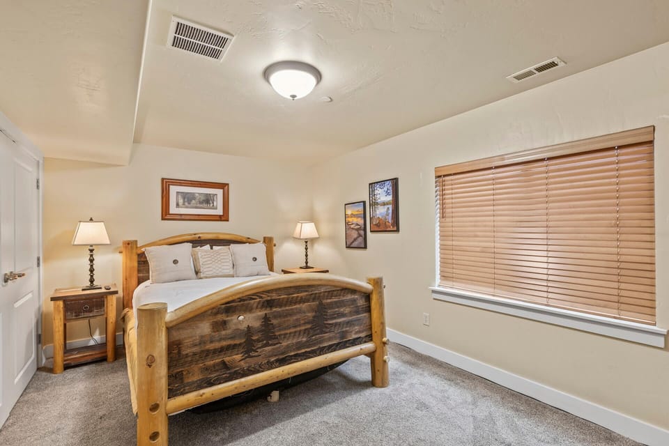 Bear Hollow Village 5531: Second bedroom with Queen-sized bed and shared bathroom