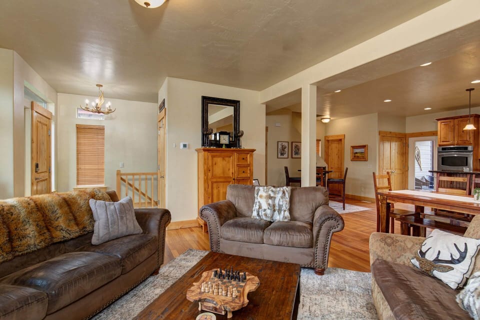 Bear Hollow Village 5531: Living room with cozy fireplace