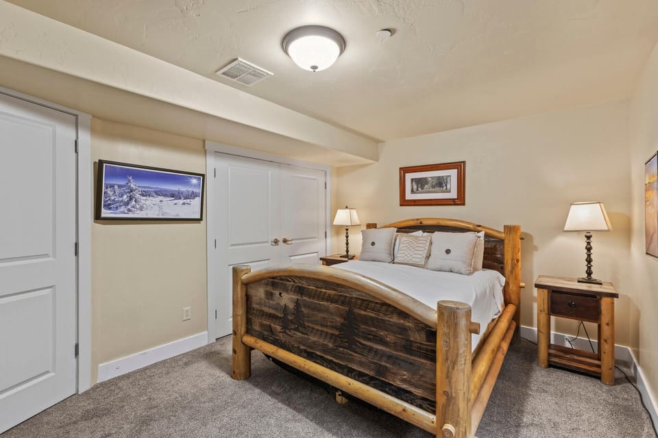 Vacation Rentals in Park City at Bear Hollow Village 5531: Second bedroom with Queen-sized bed and shared bathroom