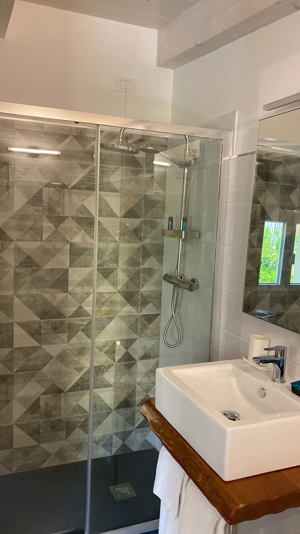 Deluxe Room, Non Smoking, Private Bathroom | Bathroom | Hair dryer, slippers, bidet
