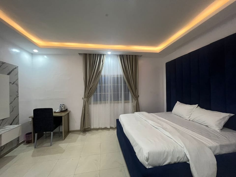 Comfort Room | Desk, laptop workspace, free WiFi