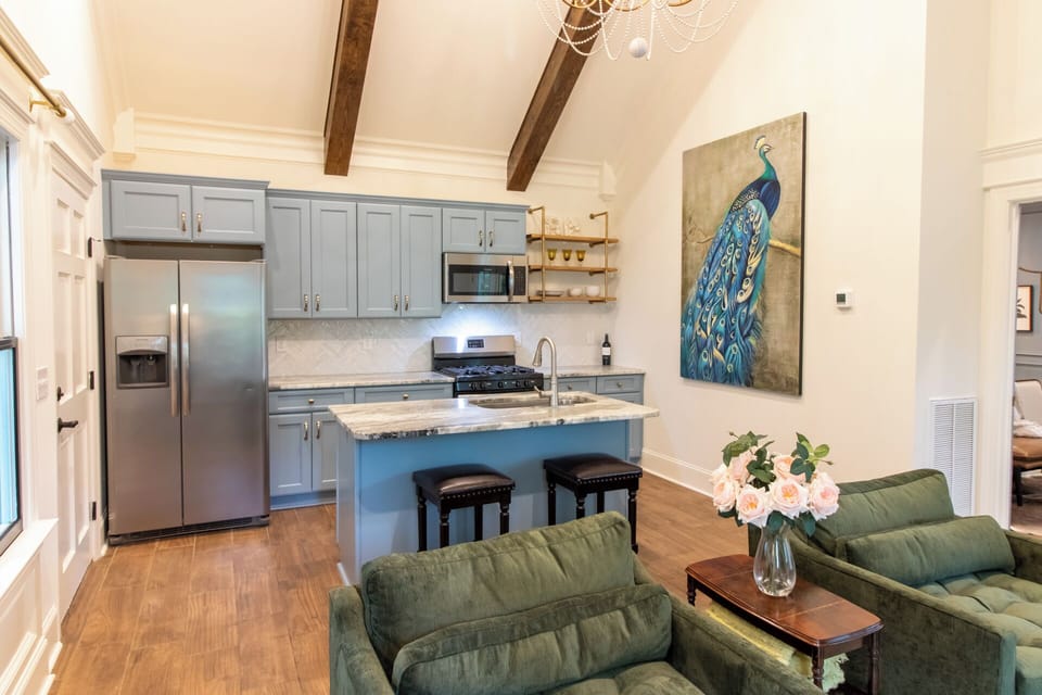 Luxury Cottage, 1 King Bed, Kitchen, Courtyard View | Private kitchen | Shared fridge, microwave