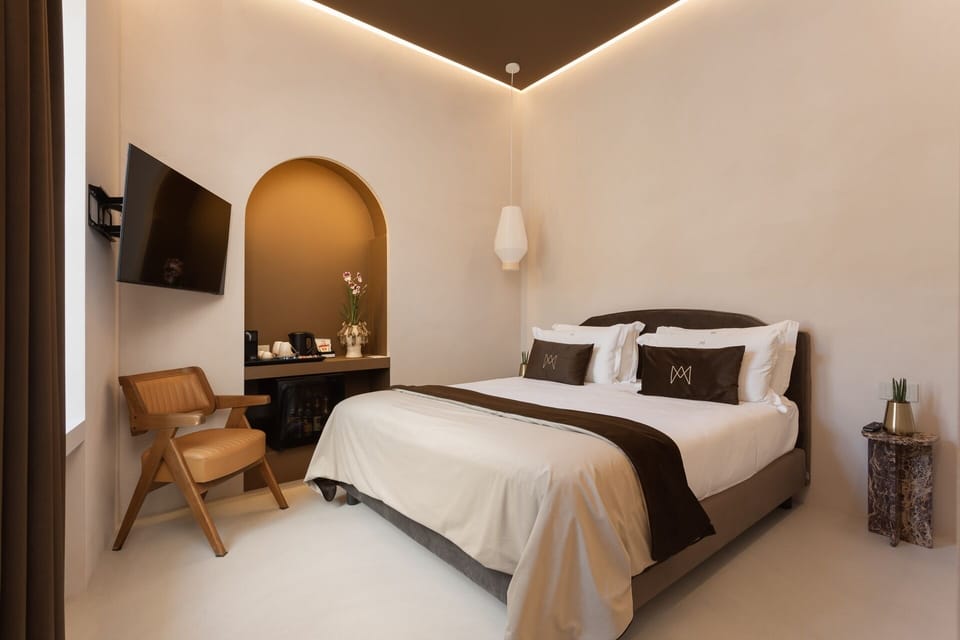 Standard Room | Minibar, in-room safe, desk, soundproofing