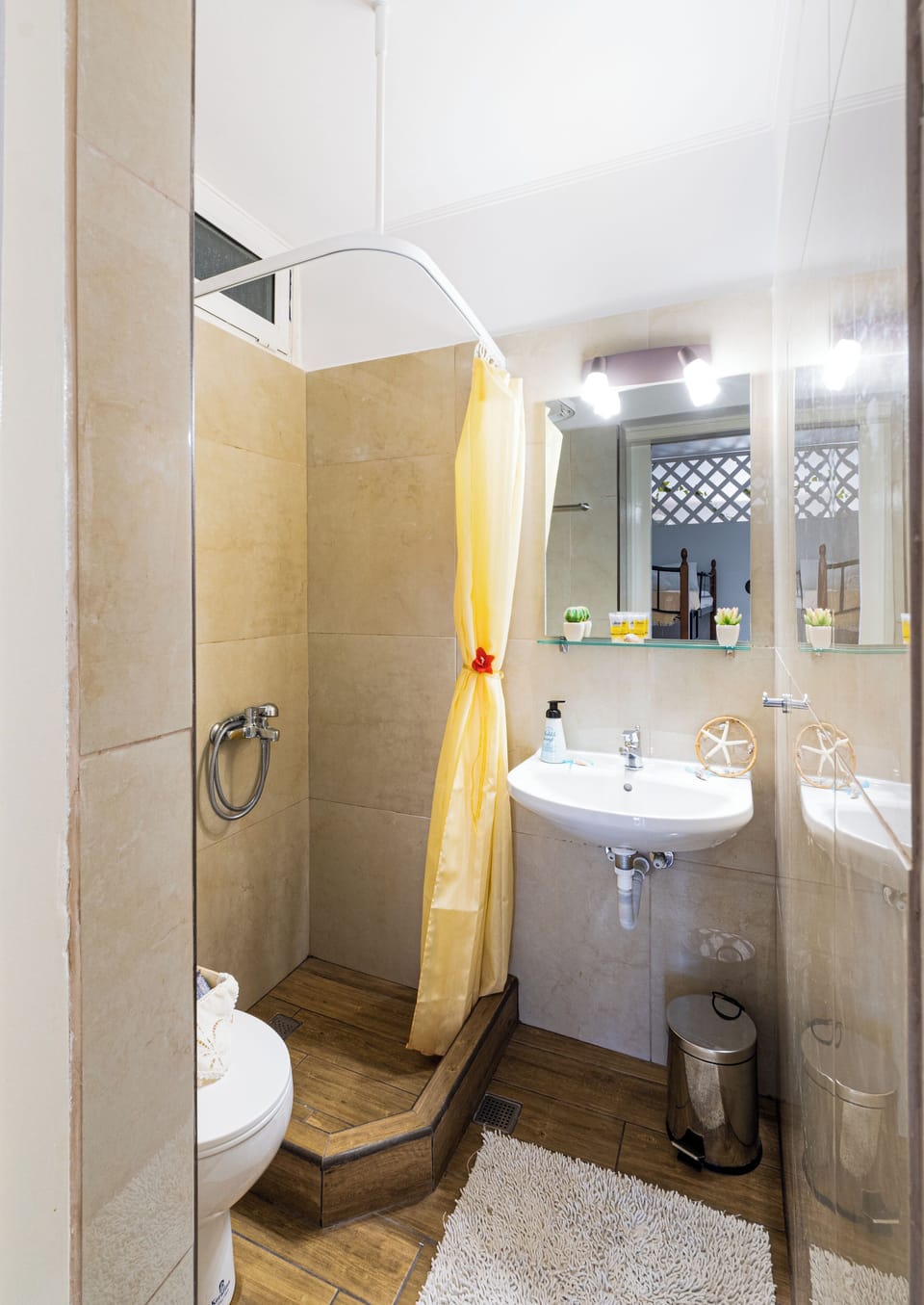 Deluxe Apartment | Bathroom | Shower, rainfall showerhead, hair dryer, towels