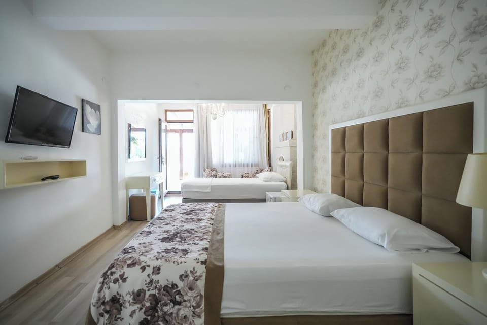 Triple Room, Sea View | In-room safe, desk, laptop workspace, soundproofing