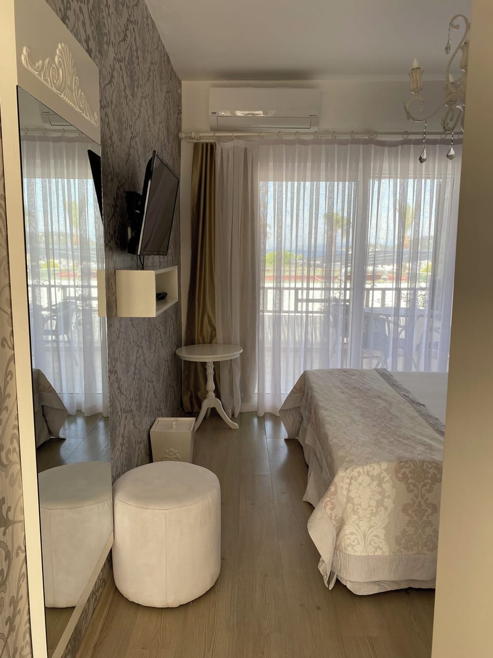 Double Room | In-room safe, desk, laptop workspace, soundproofing