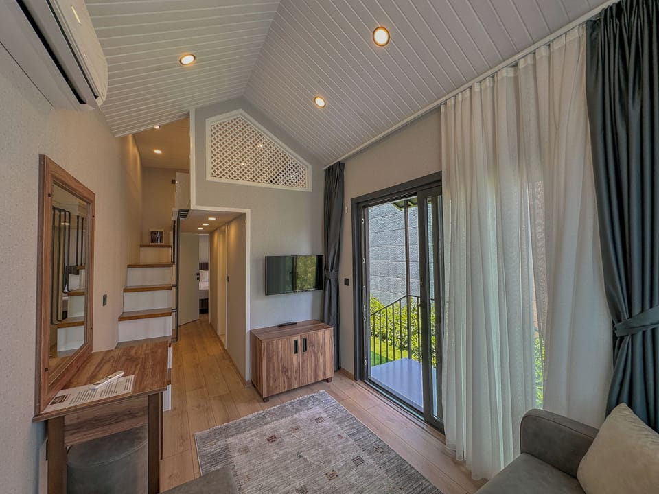 Basic Bungalow | Premium bedding, minibar, soundproofing, free WiFi
