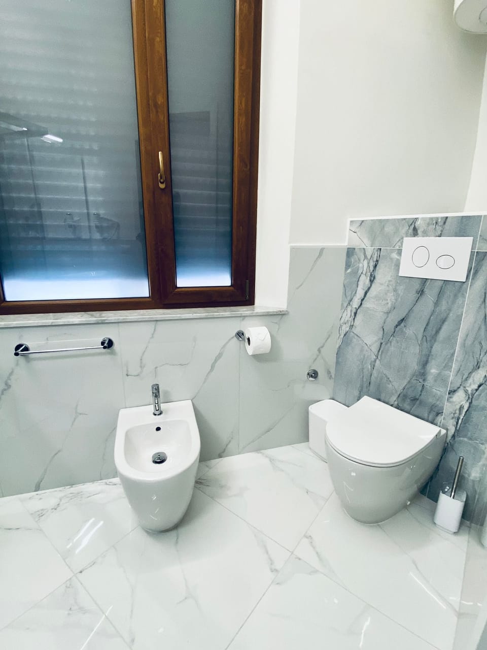 Comfort Triple Room, 1 Queen Bed, Non Smoking, Private Bathroom | Bathroom | Shower, hydromassage showerhead, hair dryer, bidet