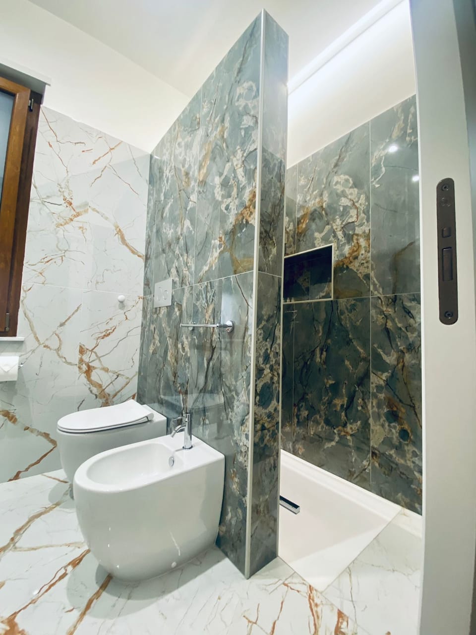 Comfort Quadruple Room, 1 Queen Bed, Non Smoking, Private Bathroom | Bathroom | Shower, hydromassage showerhead, hair dryer, bidet