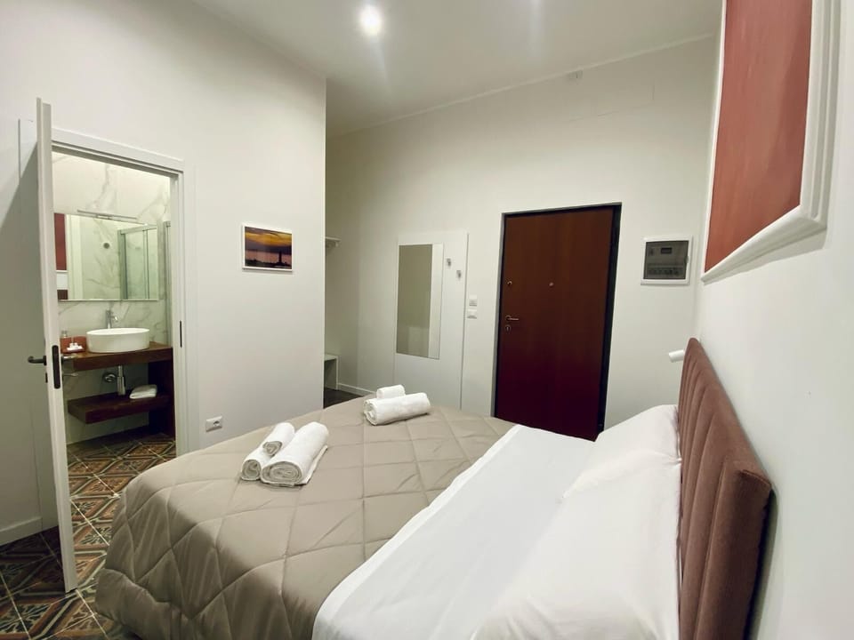 Comfort Double Room, 1 Queen Bed, Non Smoking, Private Bathroom | Bathroom | Shower, hydromassage showerhead, hair dryer, bidet