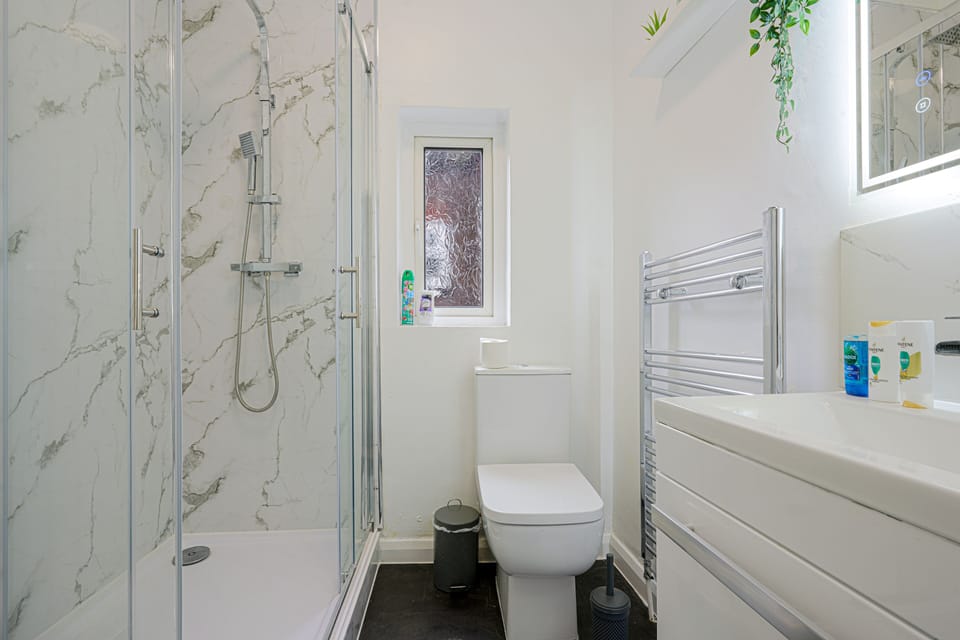 House | Bathroom | Shower, towels