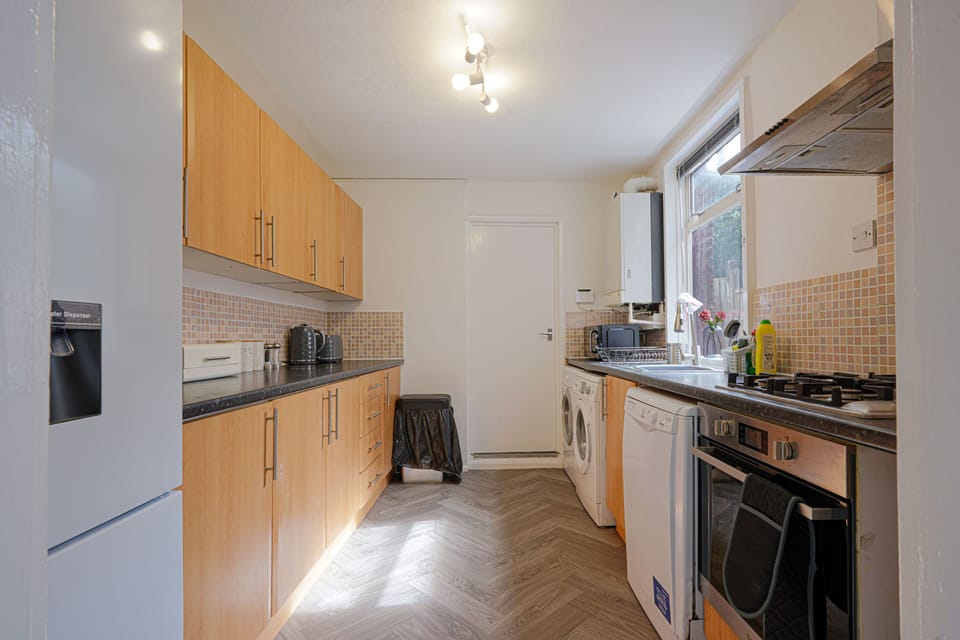 House | Private kitchen | Fridge, microwave, oven, stovetop