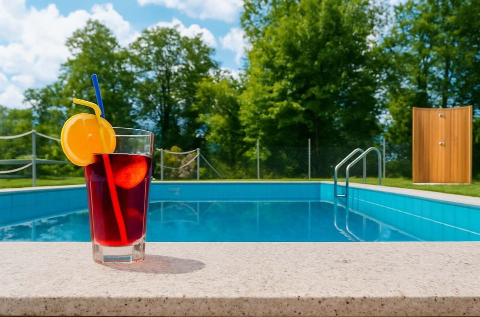 Drinks by the pool – Refreshing setting with cocktails and loungers beside the water.

