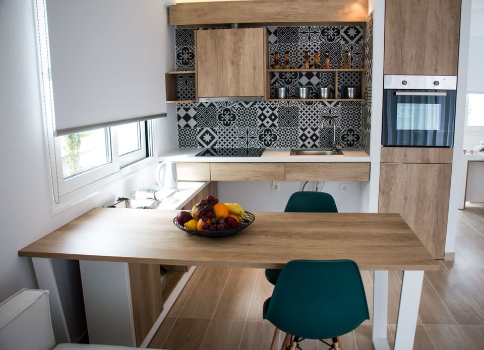 Kitchen and seating area – Efficient open-plan layout with natural light.

