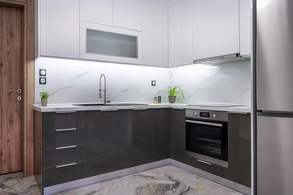 Modern White Kitchen with Marble Backsplash
Clean and practical design featuring white cabinetry and elegant marble surfaces.