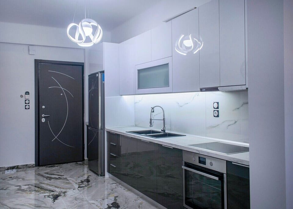 Fully Equipped Kitchen with Counter Space and Cooking Amenities
A practical and stylish kitchen area including everything guests need for home-cooked meals.
