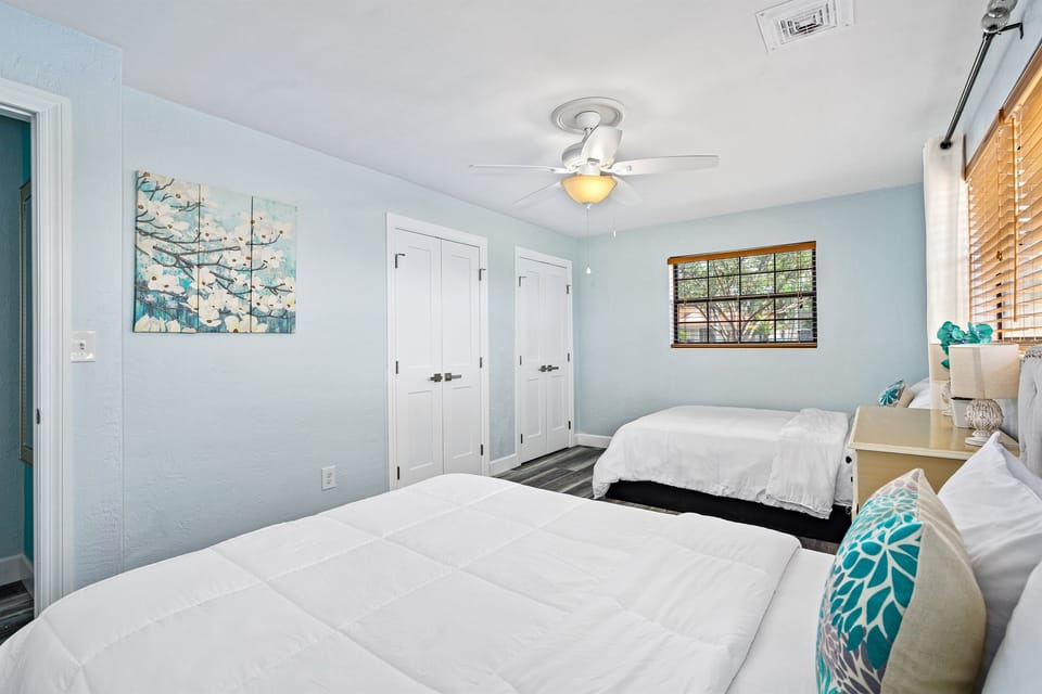 Bedroom 3 - 2 queen beds 