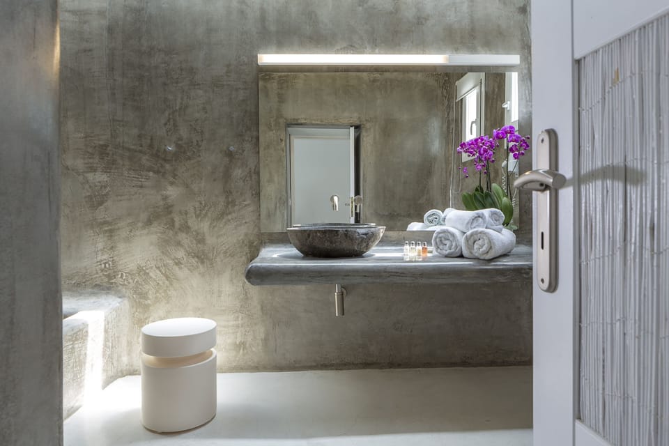 Deluxe Room, Partial Sea View | Bathroom shower