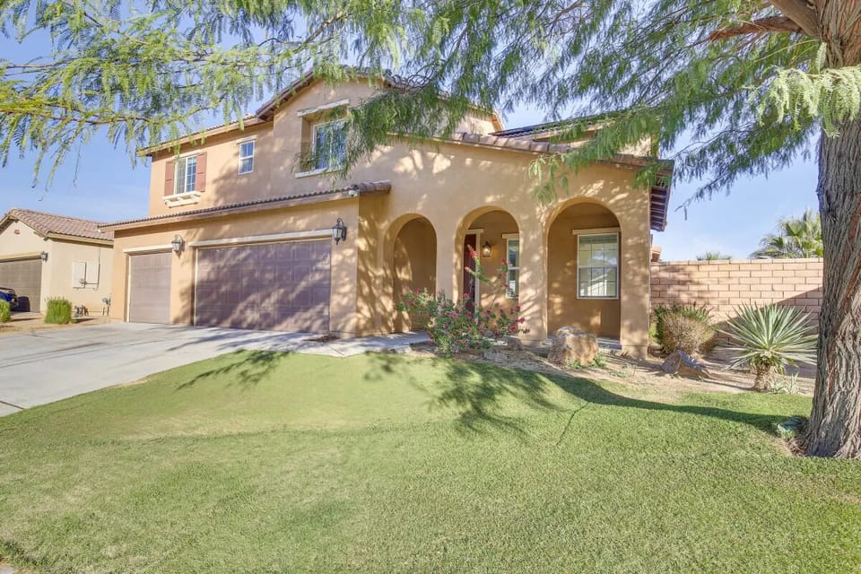 Front yard with 3 car garage 