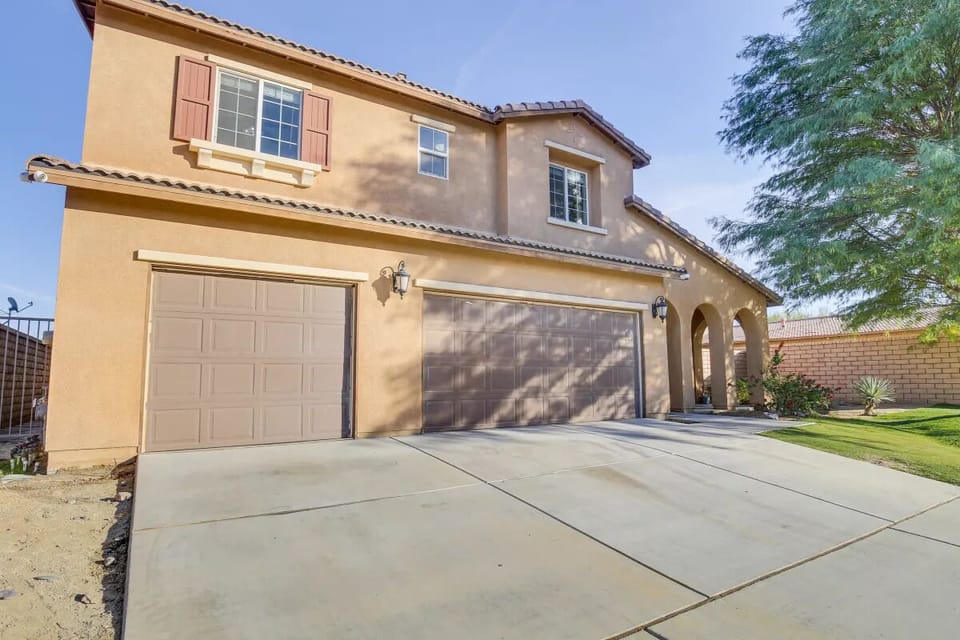 Front yard with 5 parking spots 