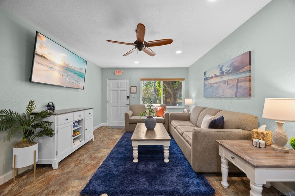 Spacious Living Room: Brightly decorated with beachy vibes, perfect for relaxation and fun!