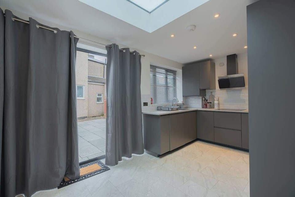 From morning coffee to late-night snacks, a kitchen that does it all.
D3 Short Stays