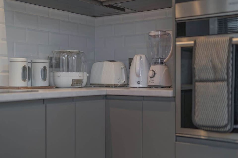 Modern, fully equipped kitchen designed for comfort and convenience.
D3 Short Stays