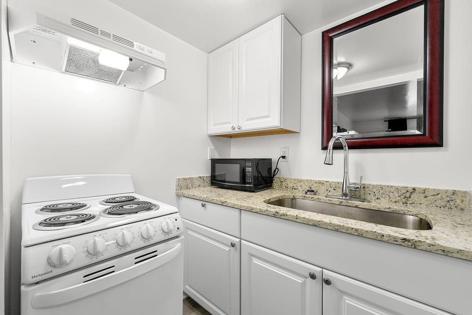 Deluxe Studio, 1 King Bed, Kitchenette | Private kitchenette | Full-size fridge, microwave, oven, stovetop