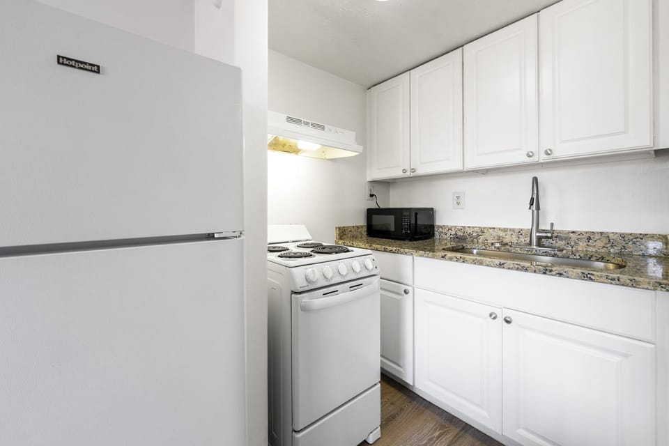 Deluxe Studio, 2 Double Beds, Kitchenette | Private kitchenette | Full-size fridge, microwave, oven, stovetop