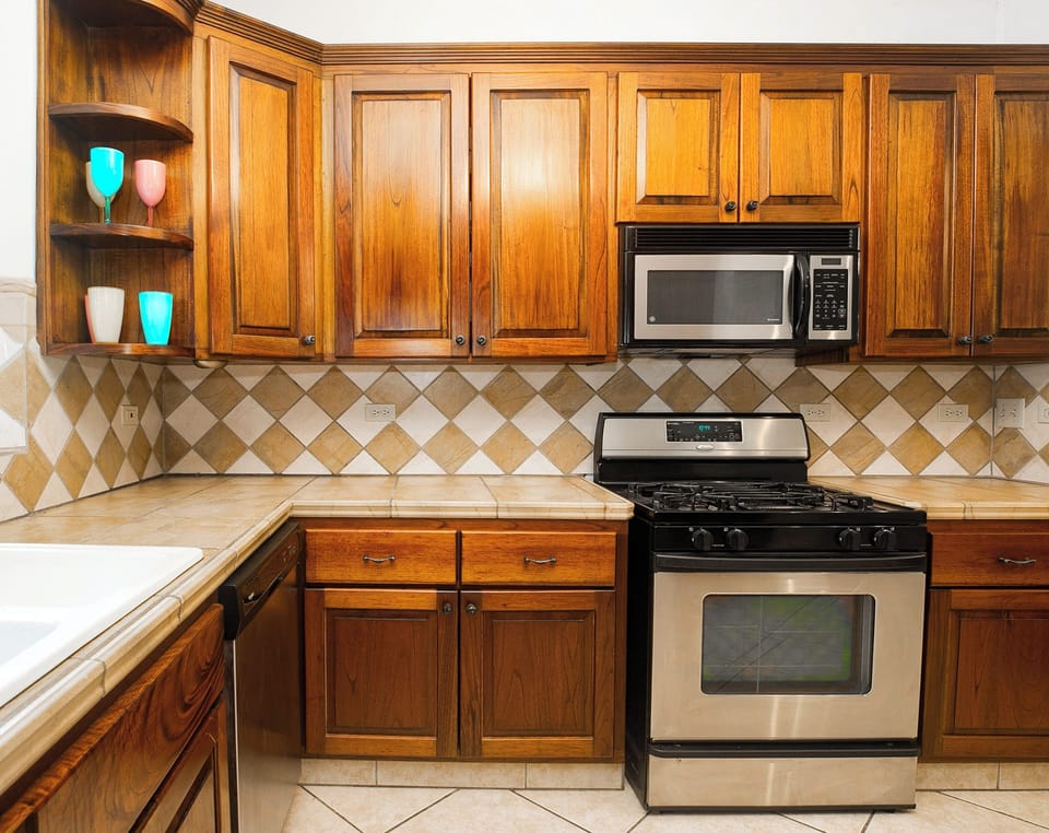 fully stocked kitchen, gas range, microwave 