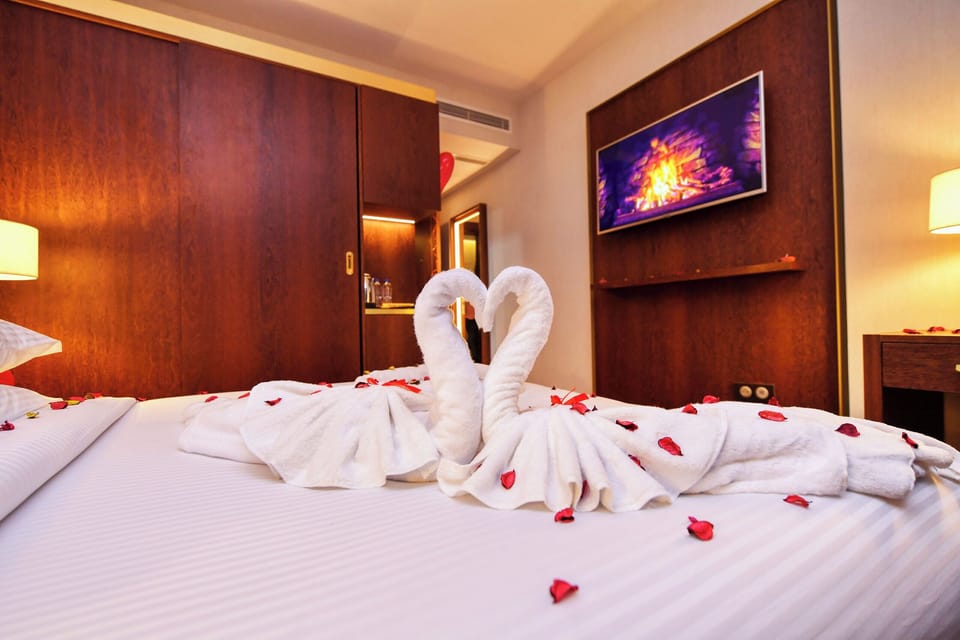 Standard Double or Twin Room | In-room safe, blackout drapes, soundproofing, WiFi (free)