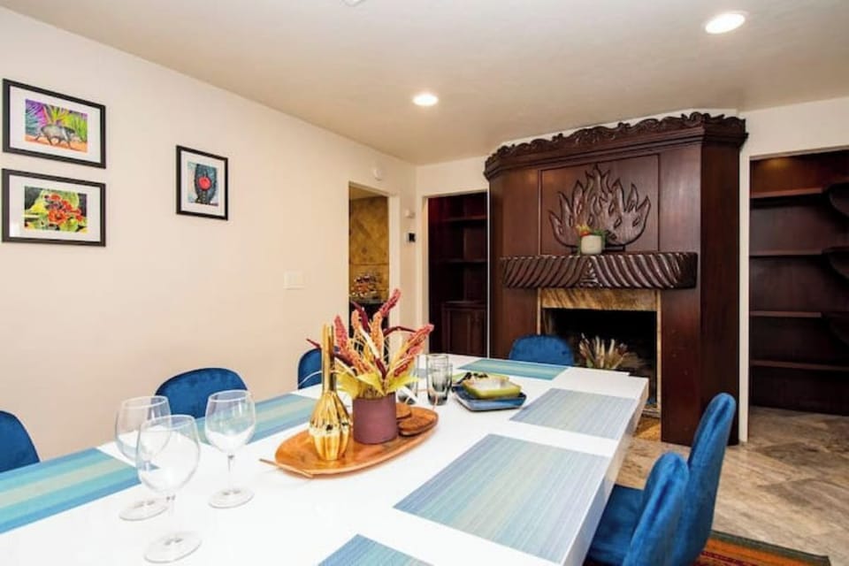 Dining for 8 people.
* Please not the fireplace is for decorative purposes only.