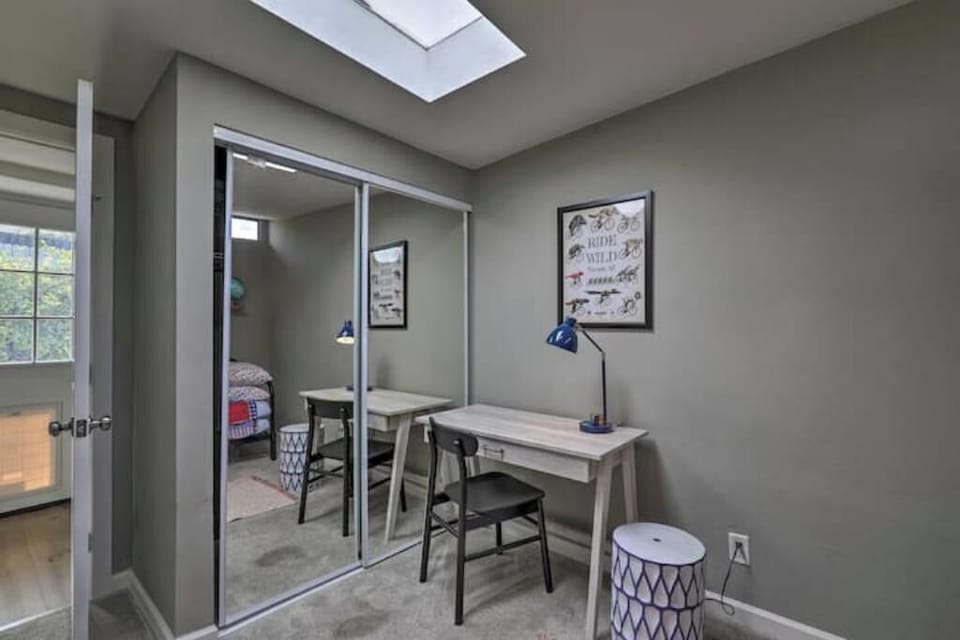 A small desk is available in bedroom 4.