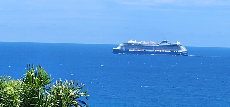 Ship heading to Na Pali coast