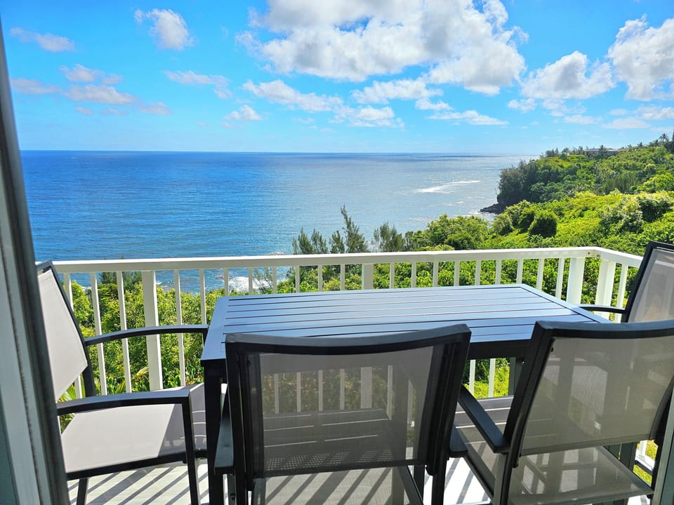 Lanai with eating table for 4