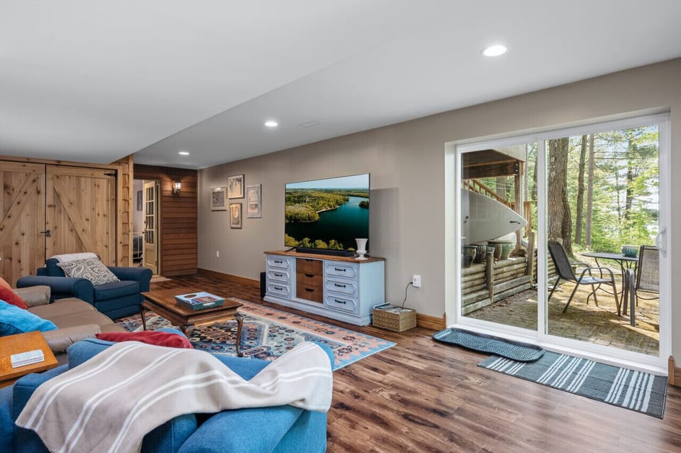 Bright and open living space for gathering 🎨🛋️